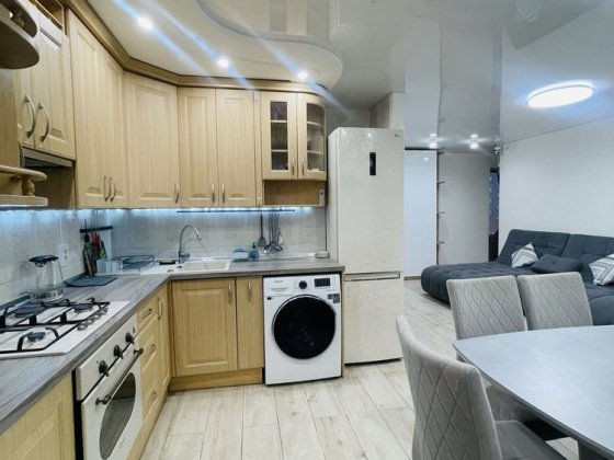 Оренда 3 кімн. квартири в Центрі з 2-ма паркомісцями, є відеонагляд!