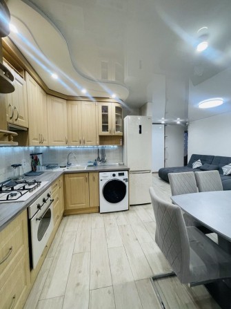 Оренда 3 кімн. квартири в Центрі з 2-ма паркомісцями, є відеонагляд! - фото 1