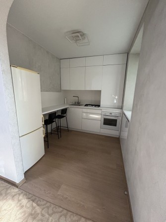 Здається 3 кімнатна квартира на довгій термін з сучасним ремонтом. - фото 1