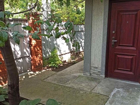 Центр, р-он Монастирської, 2-поверх. квартира з окремим двором. Полтава