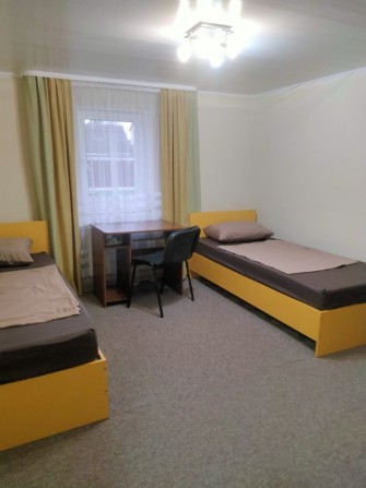 Здаю будинок на довготрив.термін для 2 хлопців, 1 кімната, 6000грн/1 - фото 1