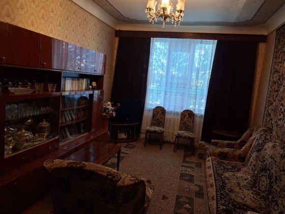 Сдам в аренду 2 комнатную "Сталинку" на 20м в отличном месте Кривой Рог