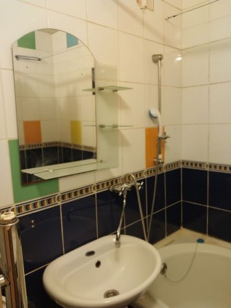 Сади-2.  Є Коновальця . 1-кім біля "Паровоза" - фото 1