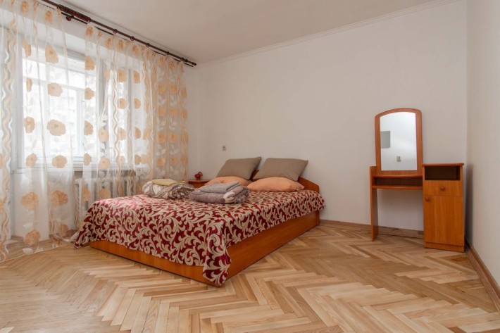 ТЕПЛО , можна потижнево і подобово  ,2-й поверх . Читай опис. - фото 1