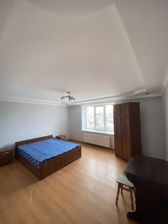 Простора квартира поблизу центру - фото 1