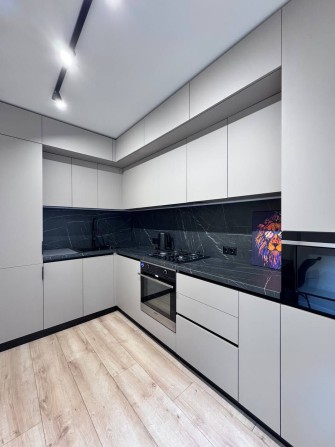 Оренда 1,5 км квартири в сучасному ЖК в центрі міста - фото 1