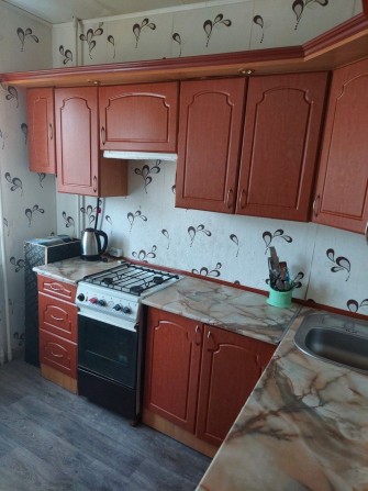 Здам 2 кімнатну квартиру на Сірко 15 . 2 поверх 4 дивани - фото 1