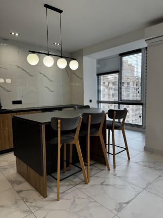 Оренда дизайнерської 3х кімнатної квартири в центрі - фото 1