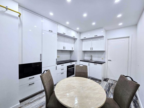 Здається 2-Х кімнатна "НОВОБУДОВА" на вул.ГЕРОЇВ МАЙДАНУ (ТЦ Майдан) Черновцы