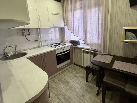 Поділ біля зупинки Полтава