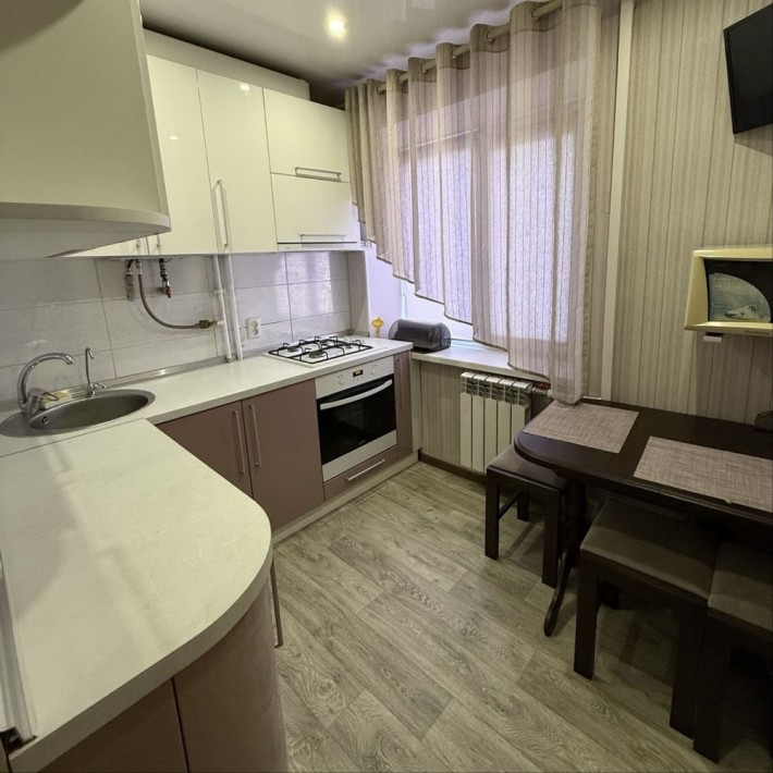 Поділ біля зупинки - фото 1