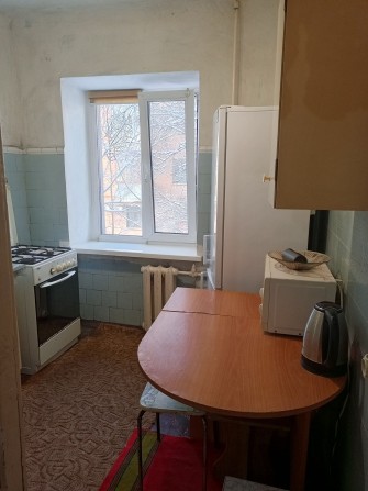 Центр. Оренда , березовий сквер 2х кв.,середній пов, гарний стан. - фото 1