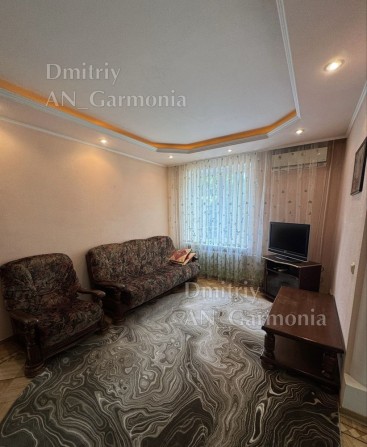 2-к Центр, стоянка во дворе - фото 1