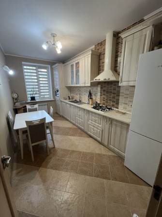 Центр 2 кімнатна в новому будинку, світло є завжди - фото 1