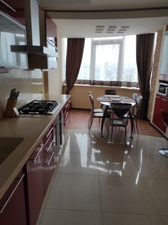 Центр, вул. Соборності, 50, 3-и кімн. квартира. - фото 1