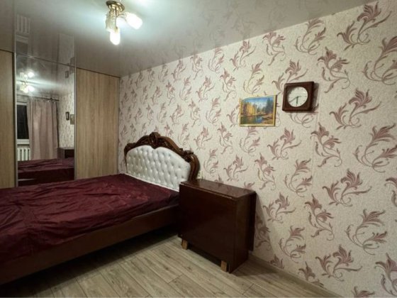 Алмазний біля зупинки Полтава