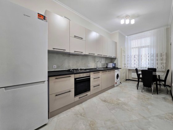 Здається 2-Х кімнатна квартира в ЦЕНТРІ міста на вул.ЖУКОВСЬКОГО Черновцы