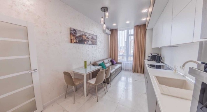 Оренда стильної 1-кімнатної квартири в центрі Києва
вул. Жилянська, 68 - фото 1