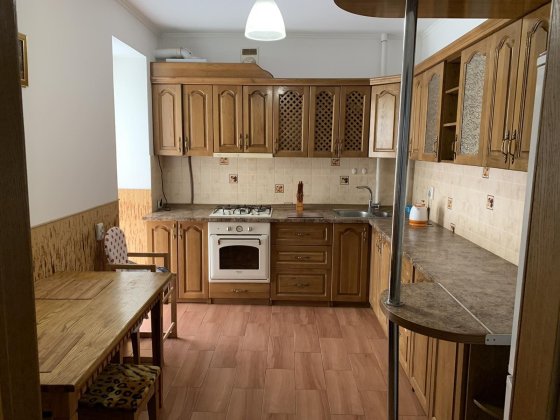 Оренда н/особняка в самому Центрі міста, гараж,подвір'я,без господарів