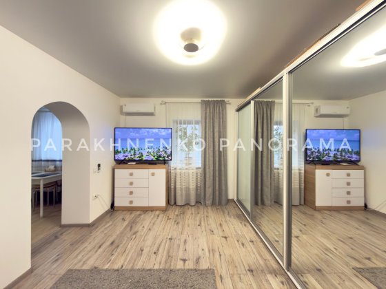 Здається затишний і світлий будинок