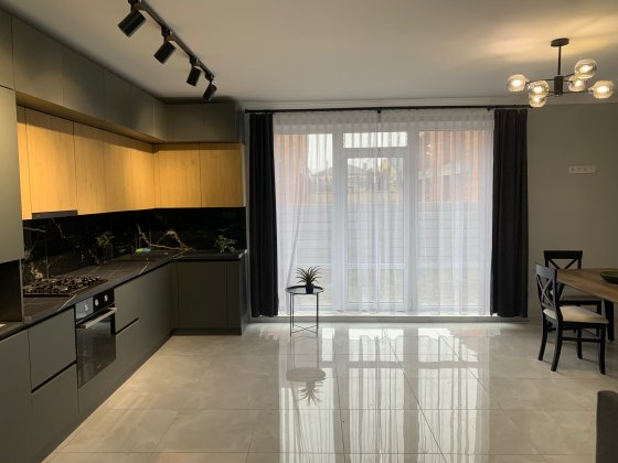 Оренда таунхауса з новим білим ремонтом, меблями і сонячними батареями Черновцы