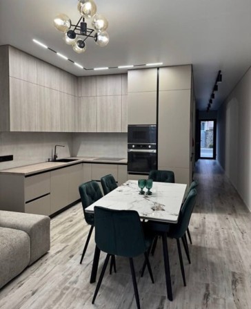 Великий двоповерховий будинок в Ужгороді - фото 1