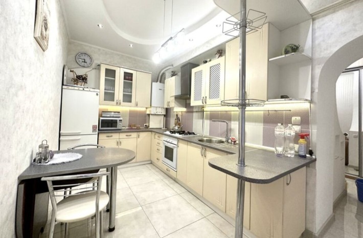 Здається чудова 4 кімнатна квартира в центрі міста. - фото 1