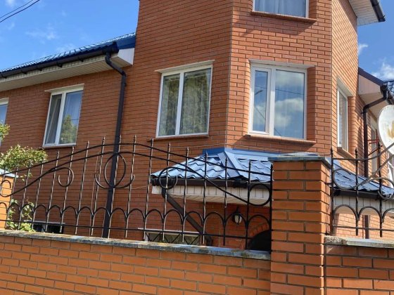 Сучасний Будинок  з гарною територією для родини або групи людей.