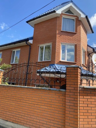 Сучасний Будинок  з гарною територією для родини або групи людей. - фото 1