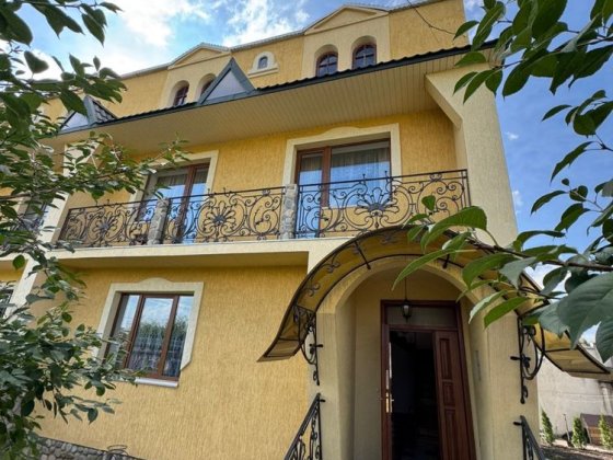 Оренда будинку з паркомісцем Львів