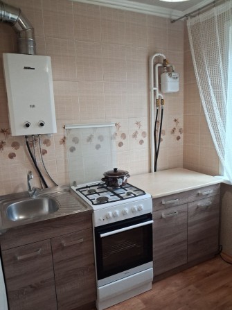 Сдаётся 3 к. квартира в Индустриальном р-не. - фото 1