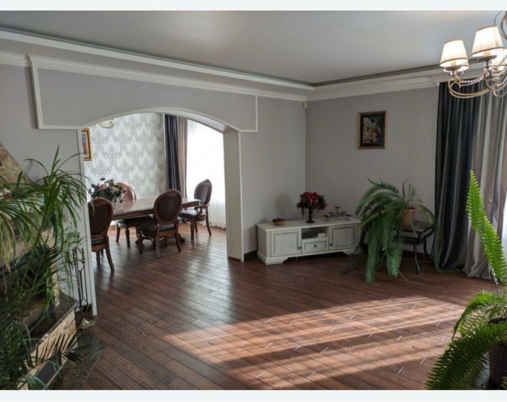 Гарний особняк,є все,гараж на дві машини. - фото 1