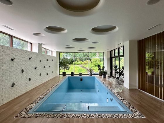 Конча Заспа Рудыки современный дом с бассейном и укрытием! Козин