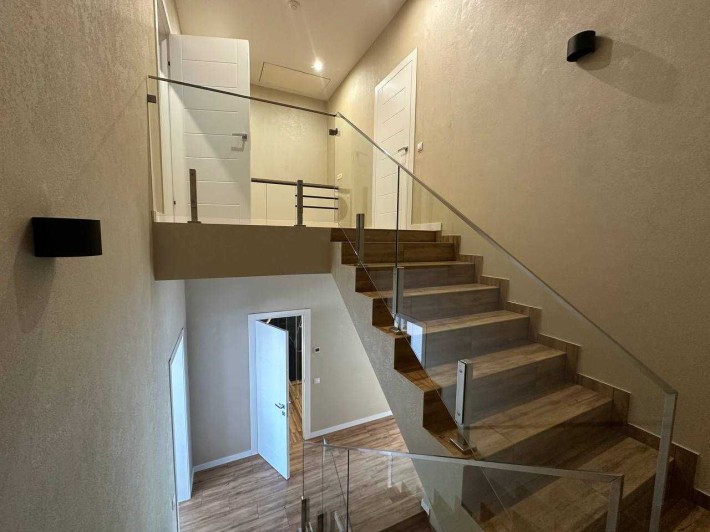 Оренда триповерхового таунхаусу 4кімнати. Ворзель ціна 2000$ в місяць. - фото 1