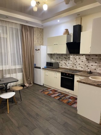 Сдаетьса просторная 2-х комн квартира в 16 Жемчужине  Асташкина - фото 1