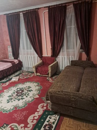 Сдам до лета двухкомнатную квартиру в частном доме - фото 1