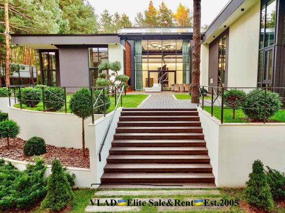 Конча-Заспа. Козин. Рудики. Ультрасучасний будинок у лісовій частині. Козин