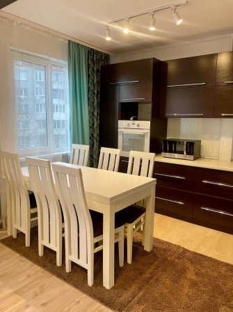 Простора 2-кімнатна квартира + кухня-студія в оренду, вул. Миколайчука - фото 1