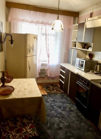 трикімнатна квартира у центрі міста біля метро - фото 1