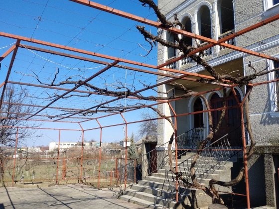 Сдам двухэтажный дом в центре Овидиополя, уч-к 6 соток, сад, гараж