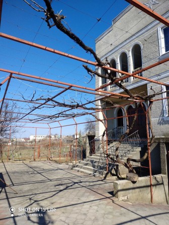 Сдам двухэтажный дом в центре Овидиополя, уч-к 6 соток, сад, гараж - фото 1