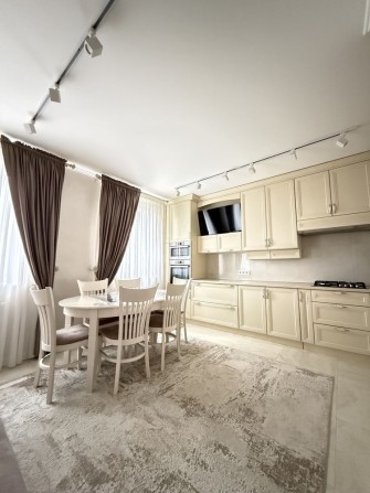 Без комісії! Оренда 2-кім. кв. + паркінг, по вул. Розточчя - фото 1