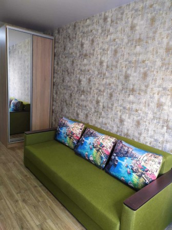 Реальная Сдам 1к гостинку Новострой. м. Защитников, 1 этаж - фото 1