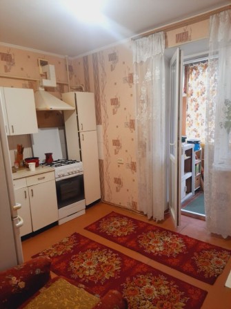 Сдаю 1 к/к р-н стад. Эвис , мебель, бойлер , стир, маш., кондиционер - фото 1