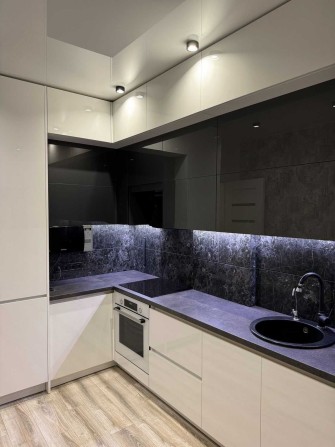 Сдается 3-х комнатная квартира в новом  доме на Таирова - фото 1