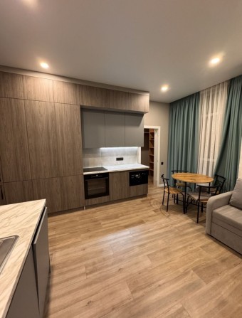 Срочно сдам 2 ком.квартиру+кухня-студия в ЖК"Манхеттен", пл.Толбухина - фото 1