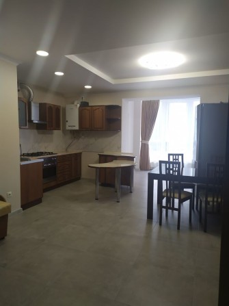 Сучасна,велика  в містечку закритого типу Калиноваслобода-2 - фото 1