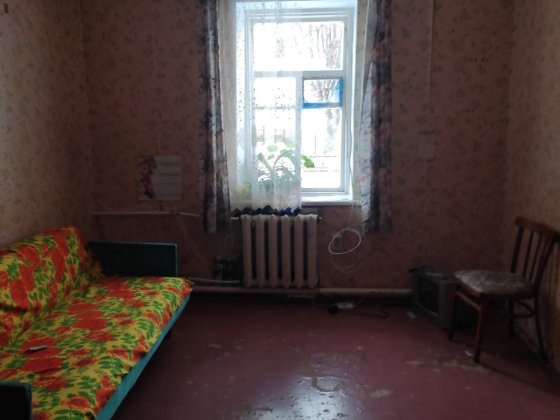 Сдаётся комната в общежитии  в куту   возле тела,  очень теплая! Сміла