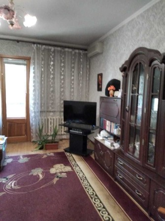 Здається кімната р-н Шкільної у 3кім квартирі для дівчини. - фото 1