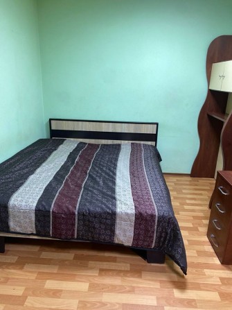 Сдам комнату в тёплой квартире, есть мебель - фото 1